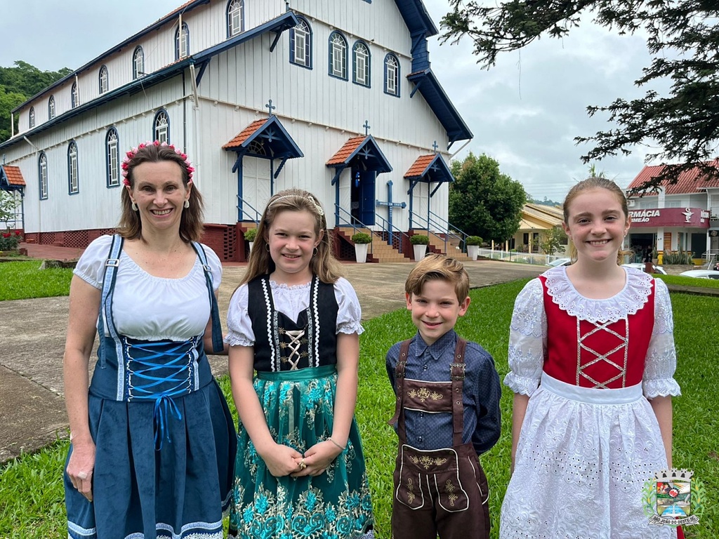 Escola classifica três alunos para a fase oeste do concurso de leitura em língua alemã