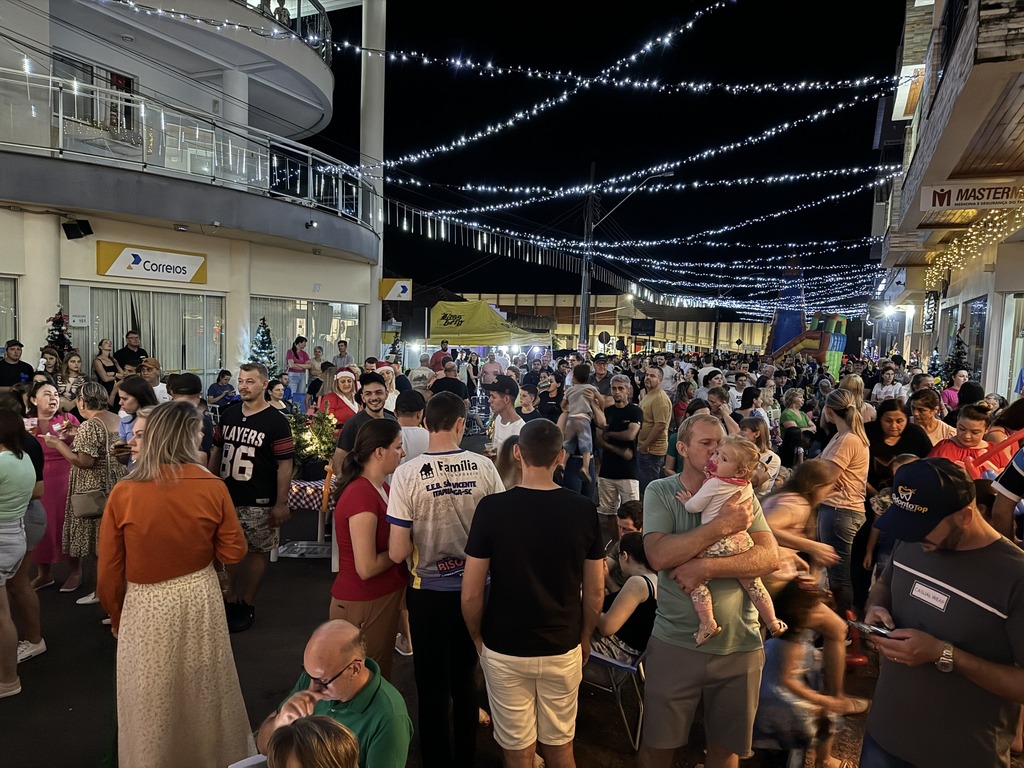 Amigos da rua Independência preparam evento de acionamento das luzes natalinas